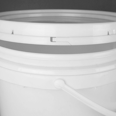 Цвета разнообразия красят пластиковое ведро 10L с ручкой